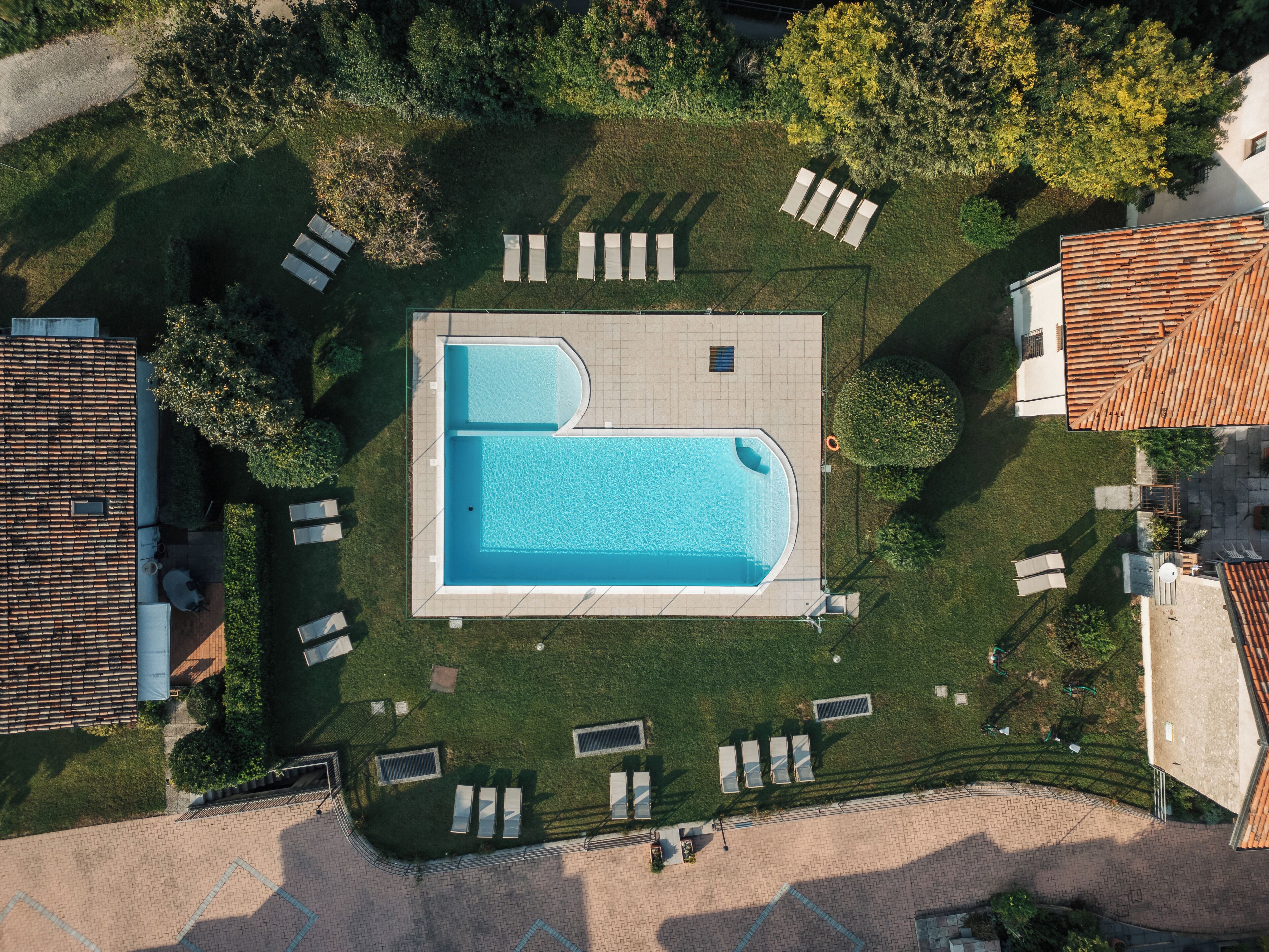 Seasonal outdoor pool, open 9:00 AM to 7:00 PM, pool loungers