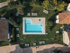 Seasonal outdoor pool, open 9:00 AM to 7:00 PM, pool loungers - Il Colombaro (Salò)