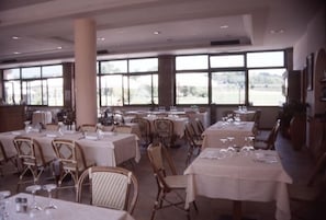 供应午餐和晚餐，地方菜