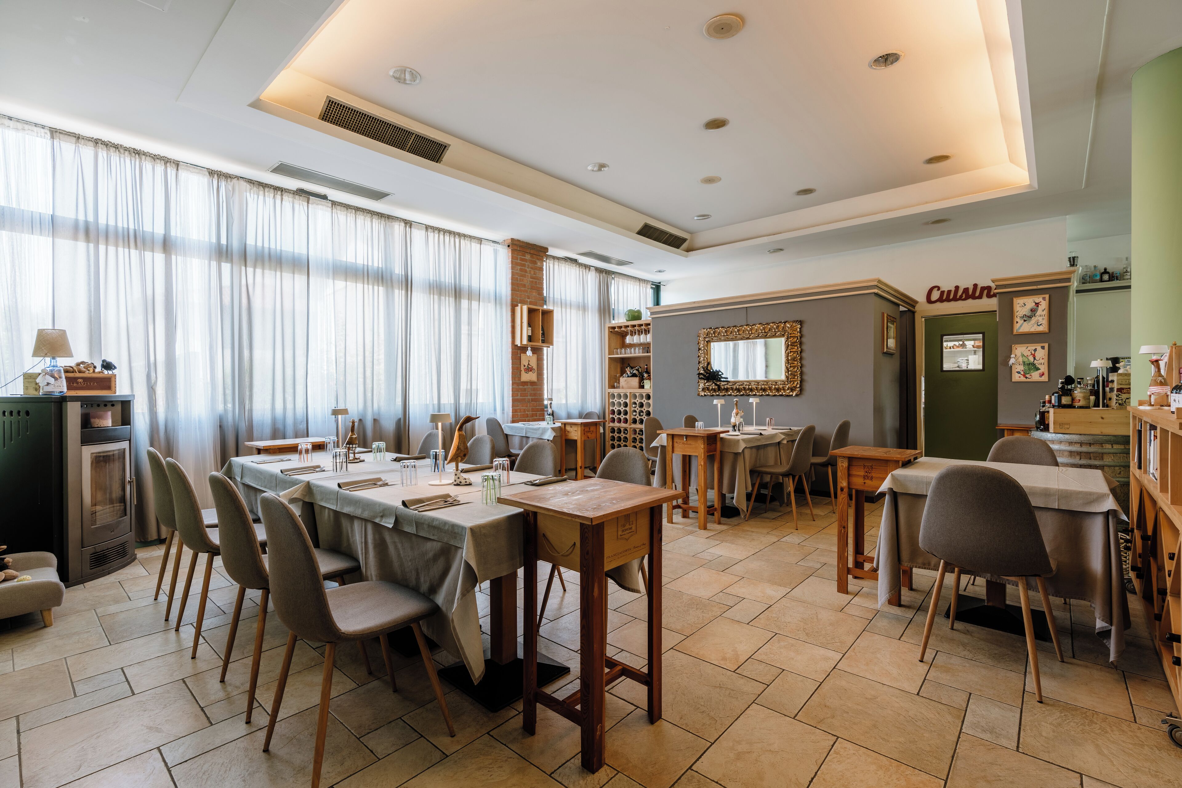 Déjeuner et dîner servis sur place, spécialités Cuisine locale