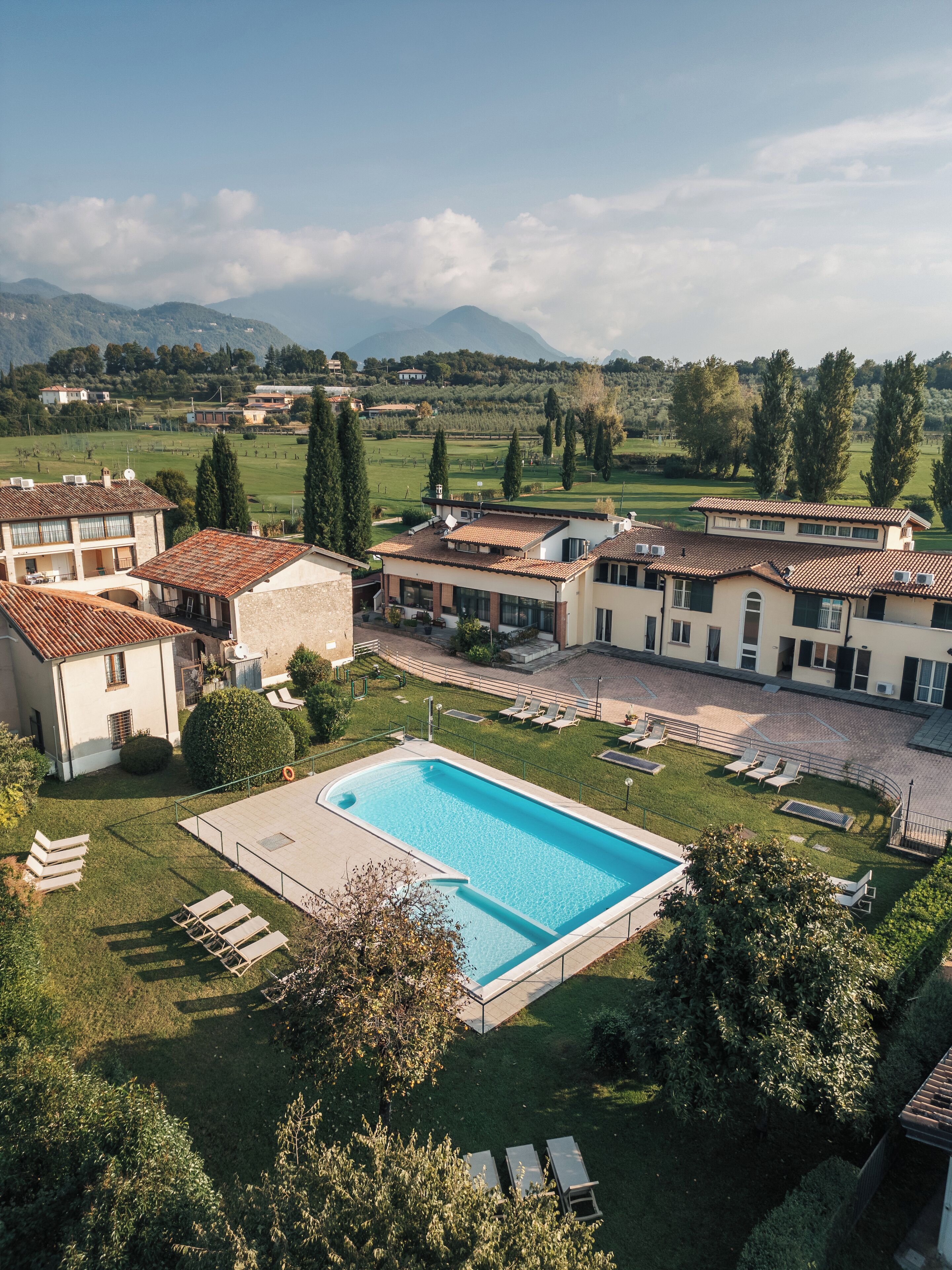 Piscine extérieure (ouverte en saison), chaises longues