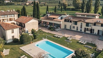 Alberca al aire libre por temporada y camastros