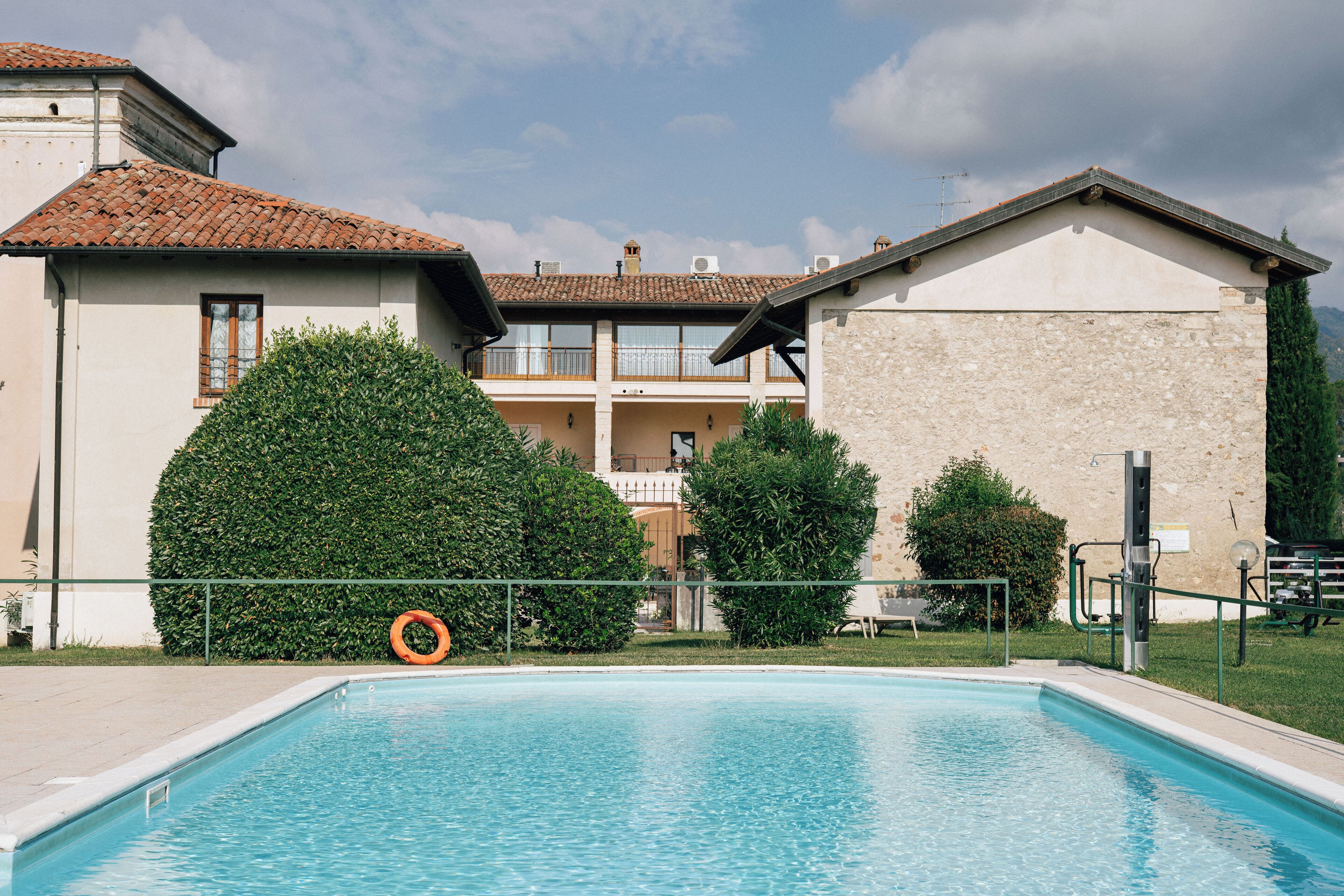 季節性室外游泳池，開放時間為 09:00 至 19:00，提供日光浴躺椅