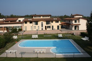 Vista frontal de la propiedad