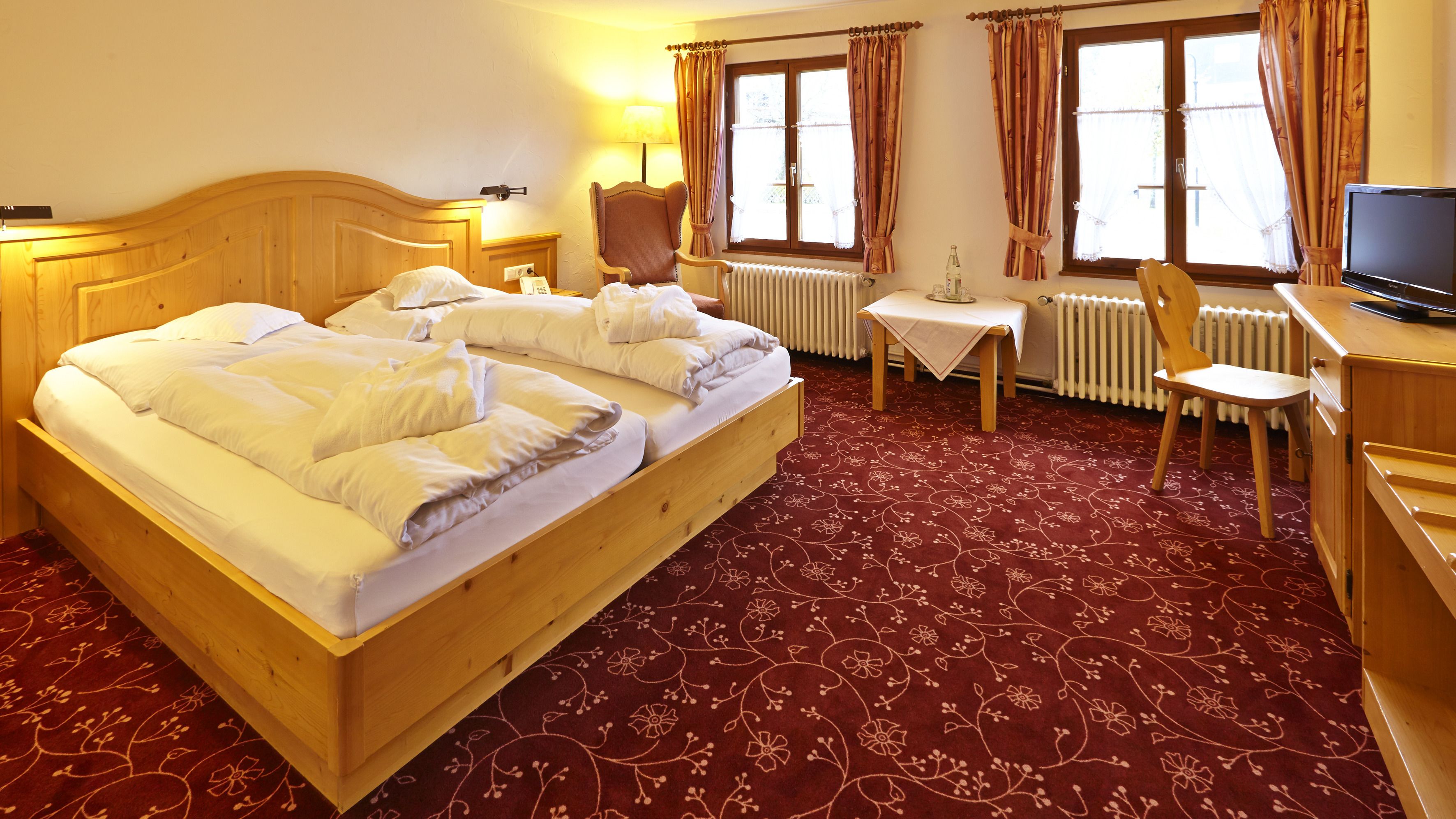 standard double room | in-room safe, individually furnished, desk, travel cot