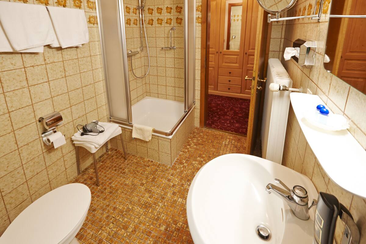 standard double room | bathroom | free toiletries, hair dryer, bathrobes, slippers