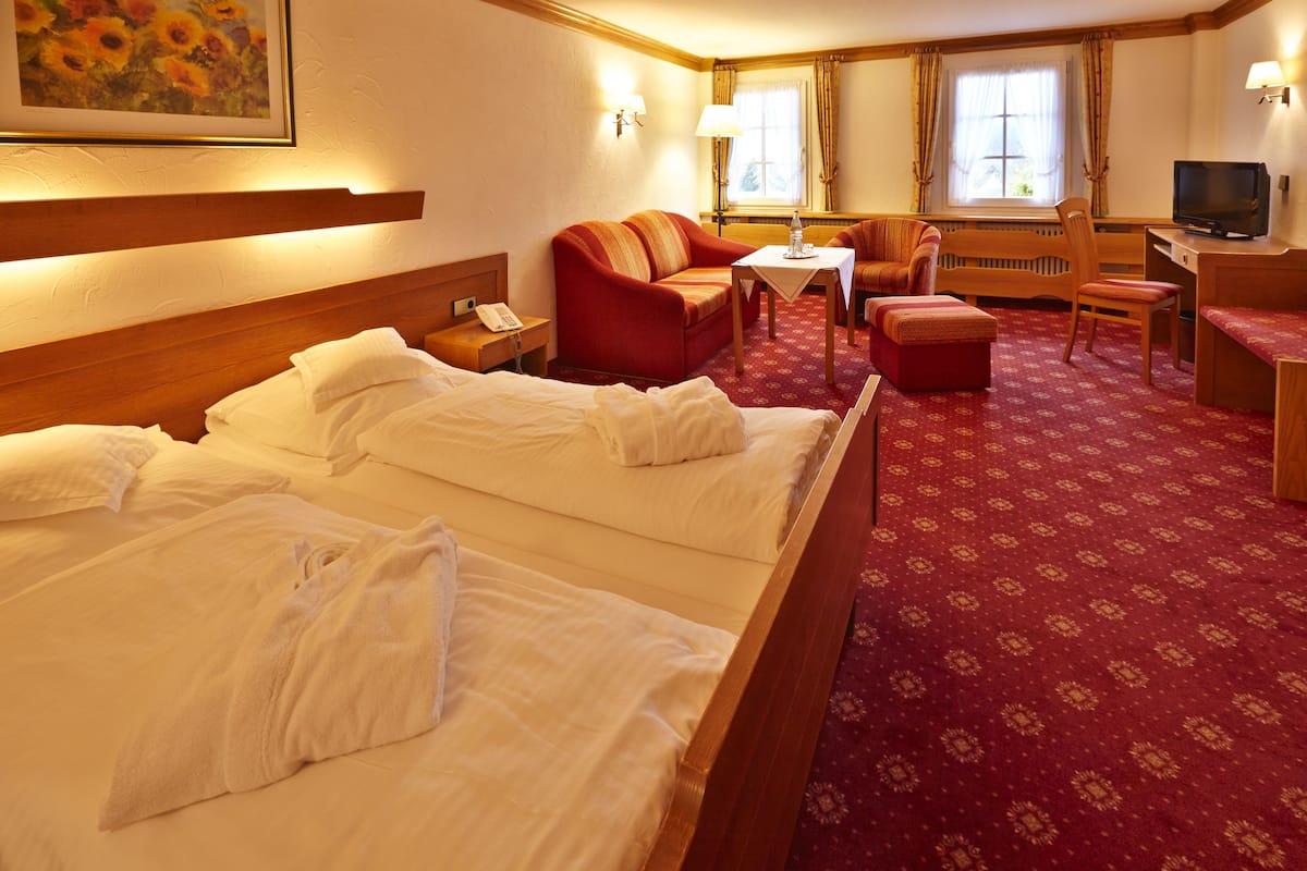 classic double room | in-room safe, individually furnished, desk, travel cot