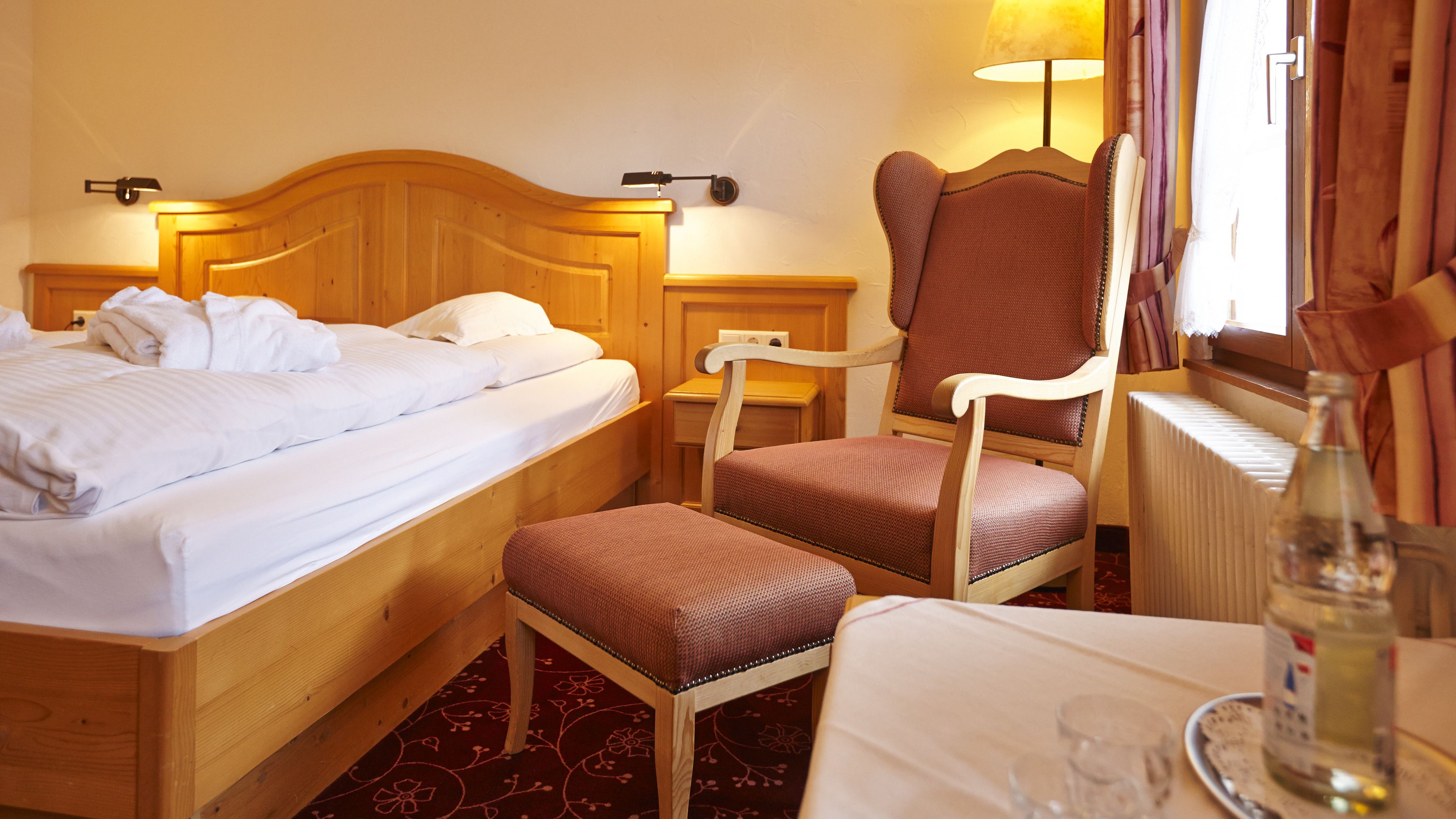 standard double room | in-room safe, individually furnished, desk, travel cot