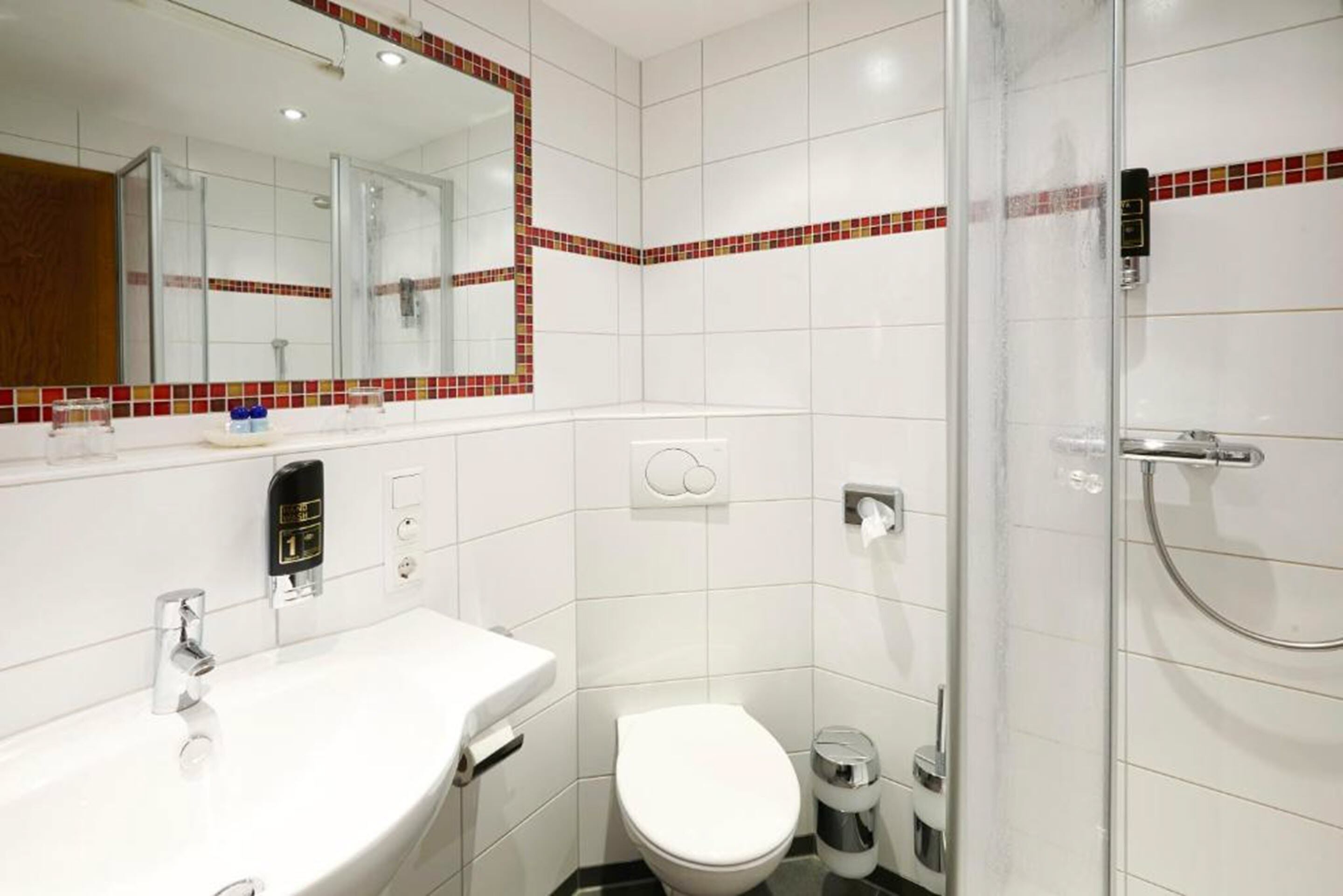 classic double room | bathroom | free toiletries, hair dryer, bathrobes, slippers