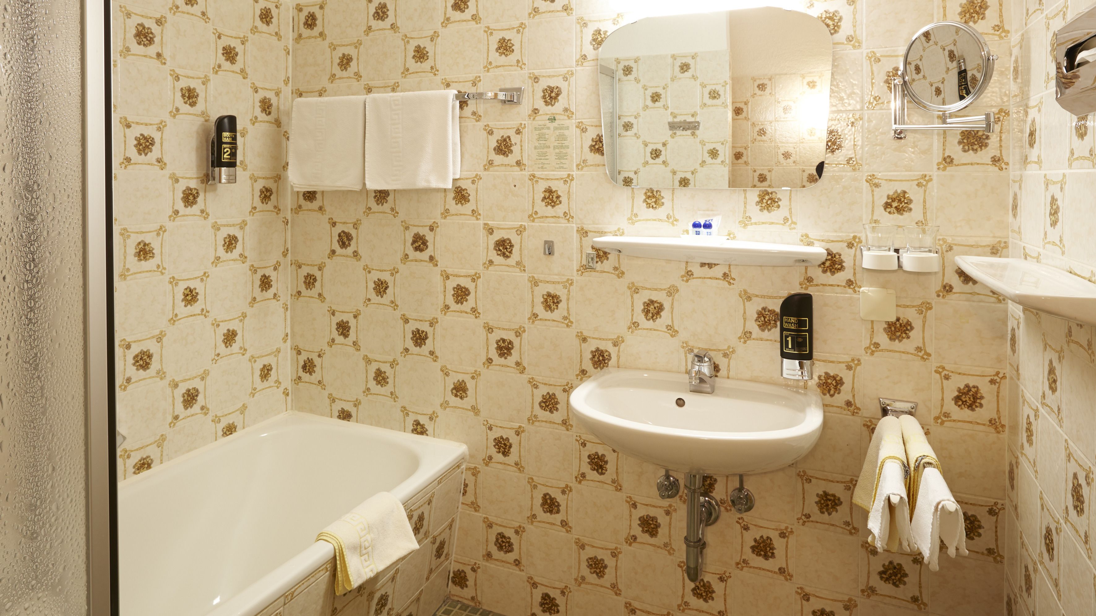 deluxe double room, balcony | bathroom | free toiletries, hair dryer, bathrobes, slippers