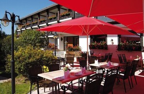 Se sirven desayunos, almuerzos y cenas; cocina alemana