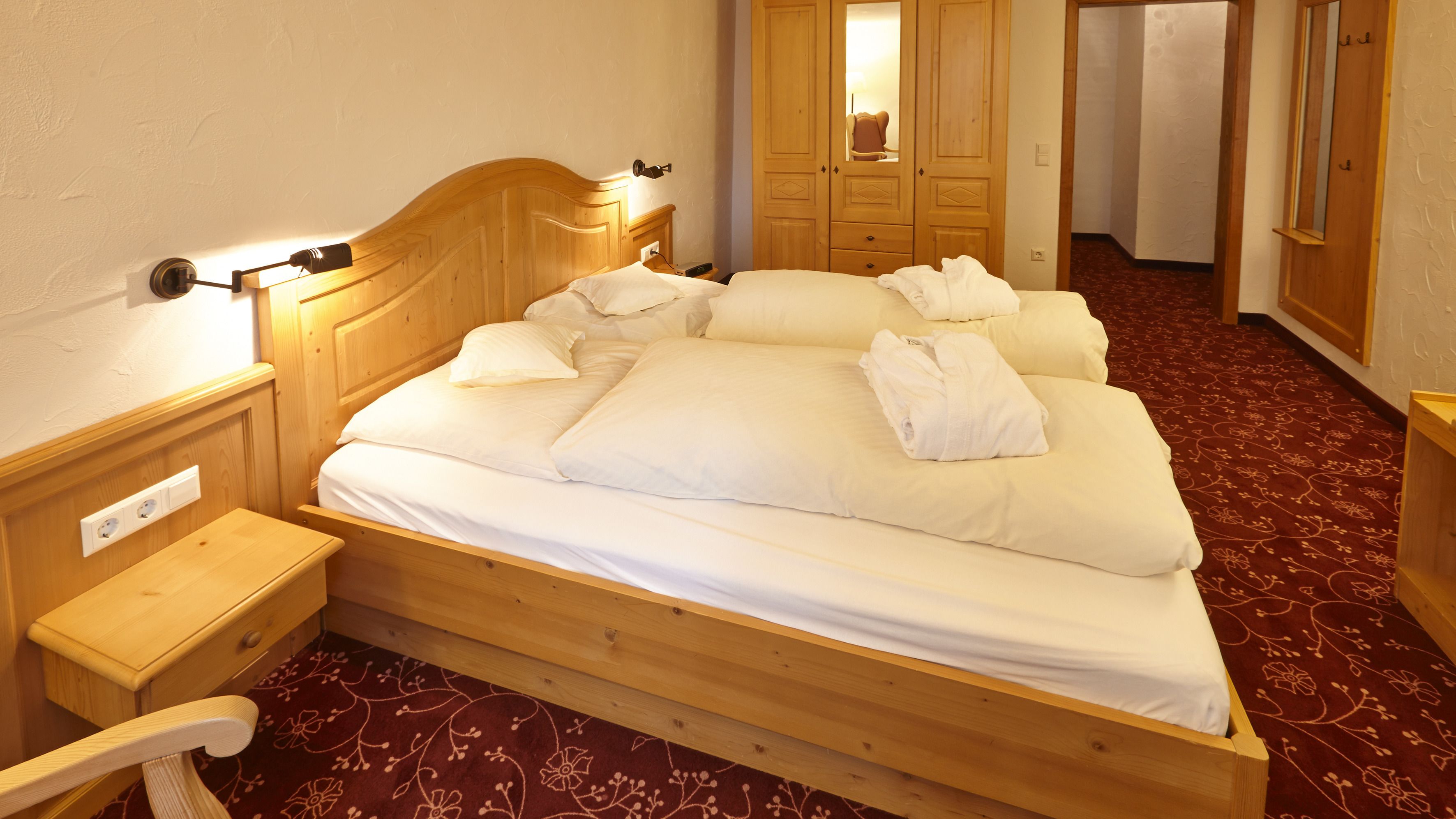 standard double room | in-room safe, individually furnished, desk, travel cot