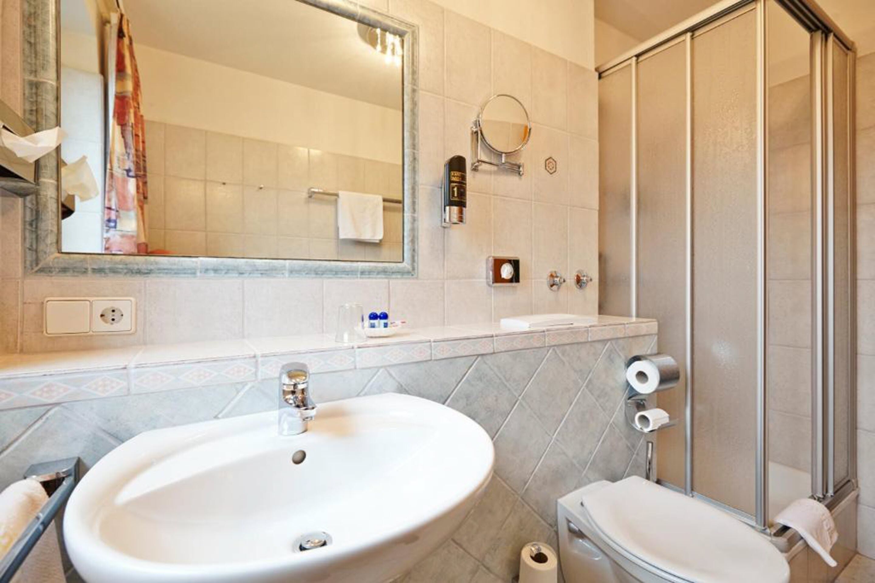 classic single room | bathroom | free toiletries, hair dryer, bathrobes, slippers