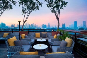 Bar sur le toit, vue sur la piscine, ouvert tous les jours