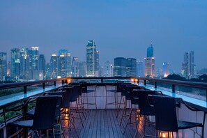 Bar sur le toit, vue sur la piscine, ouvert tous les jours