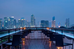 Kattoterassibaari, näkymä uima-altaalle, avoinna joka päivä