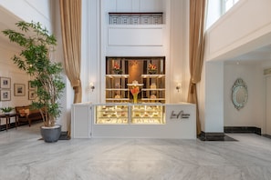 4 restaurants; breakfast, lunch, dinner, and brunch served
