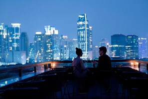 Rooftop bar, poolside views, open daily - The Hermitage, A Tribute Portfolio Hotel, Jakarta (Jakarta)