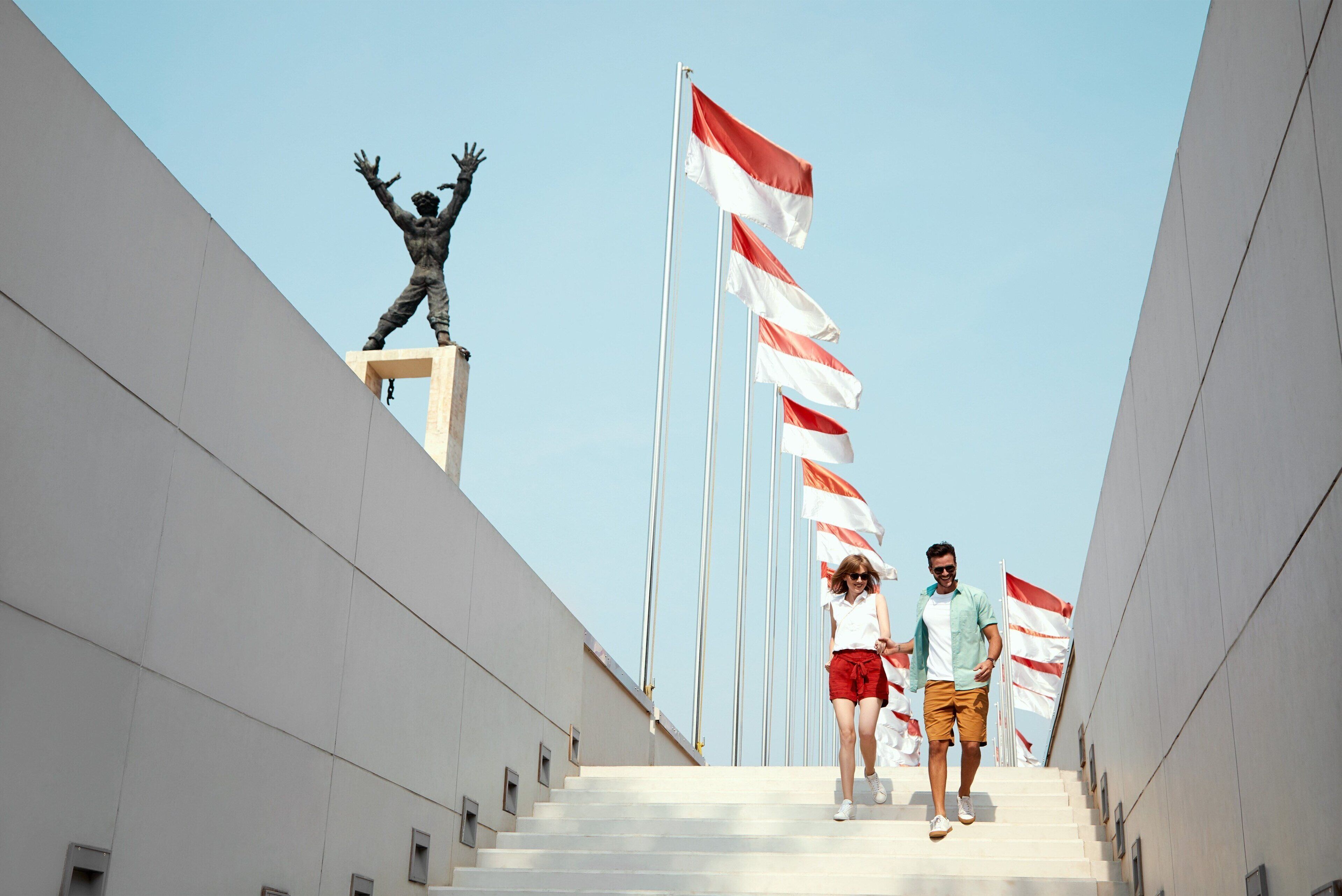 Una escalera adornada con banderas y una estatua.
