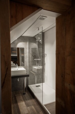 Triple Room | Laptop workspace, free WiFi, bed sheets - RAVEL Hotel Cyrano (Waimes)