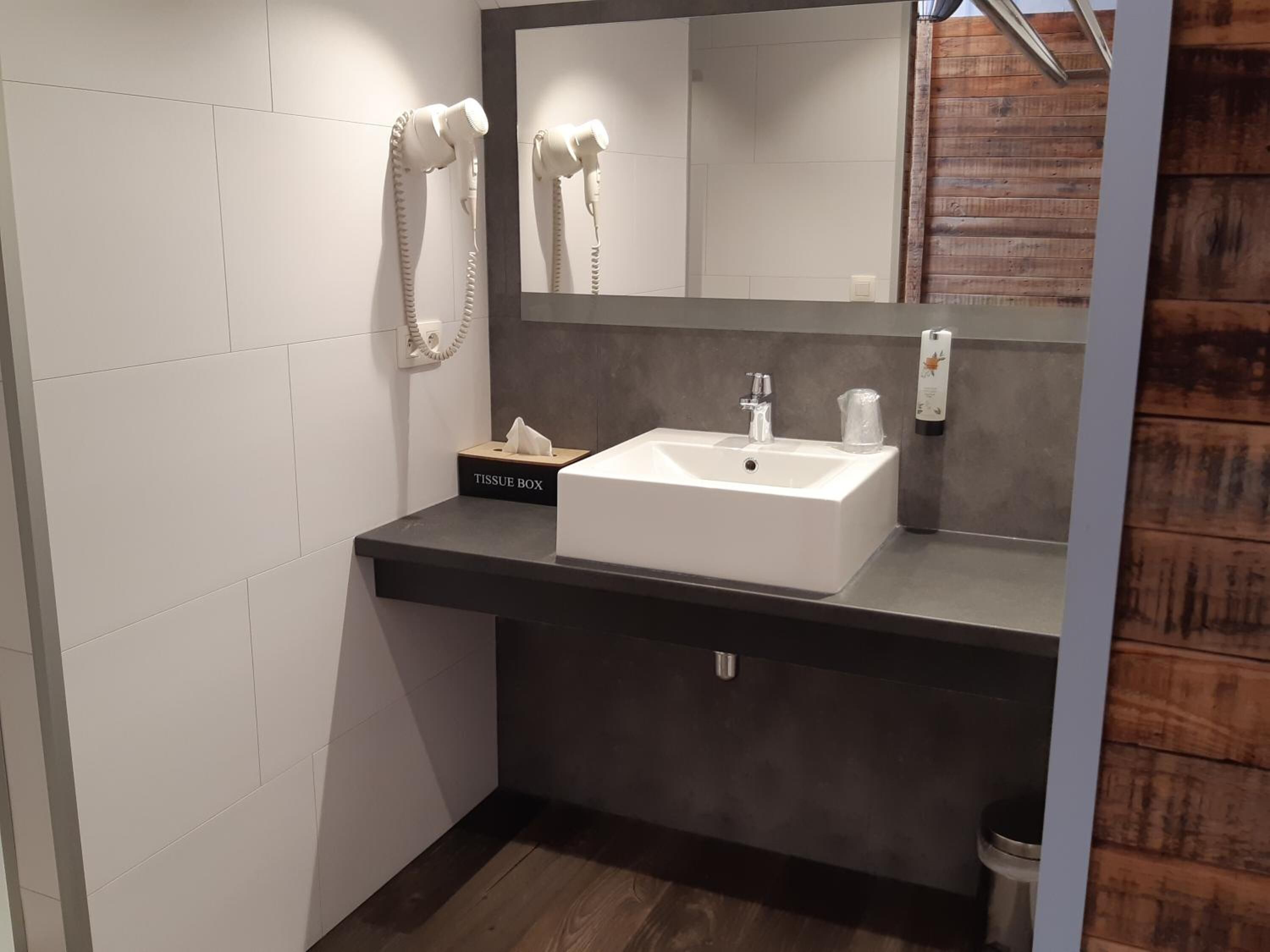 standard double room | bathroom | hair dryer, towels, soap, shampoo