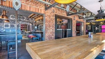 Serves lunch and dinner