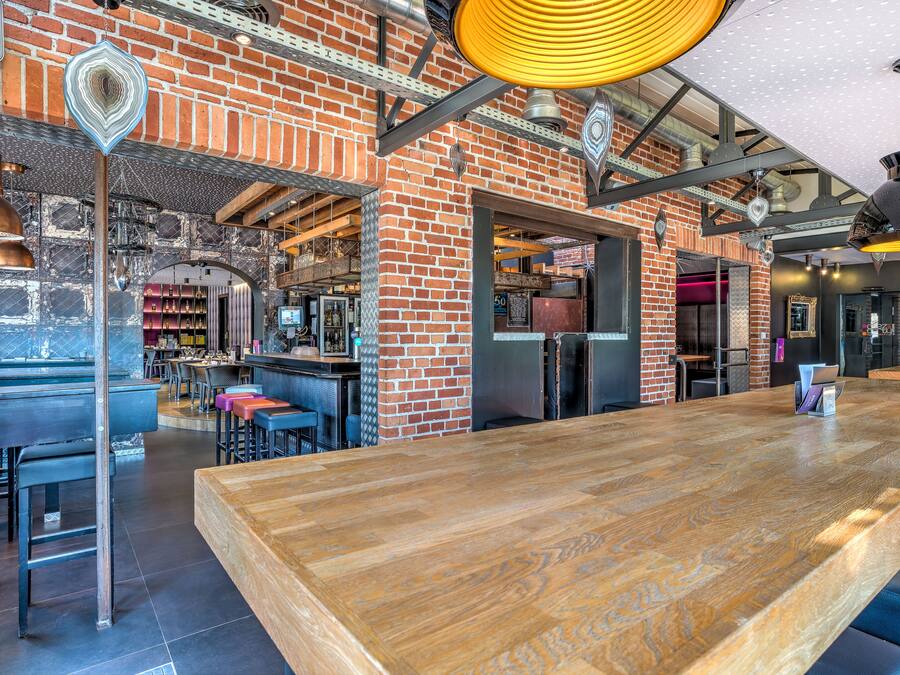 Sert le déjeuner et le dîner