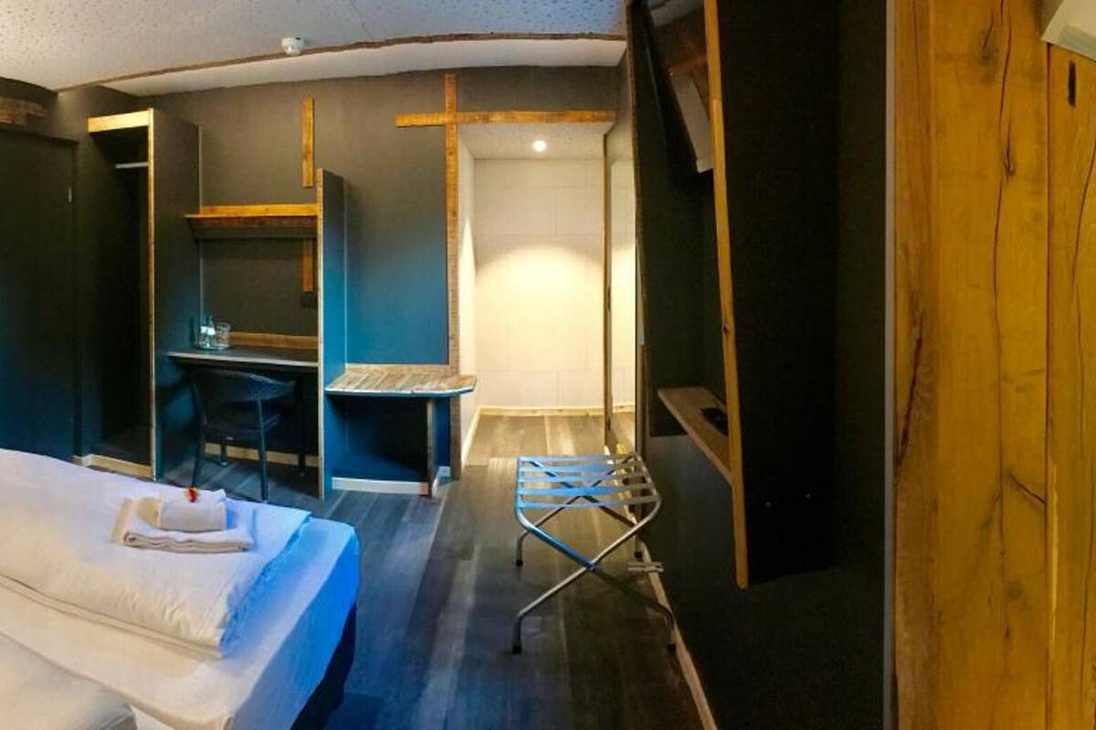 standard twin room, 2 single beds | laptop workspace, free wifi, bed sheets