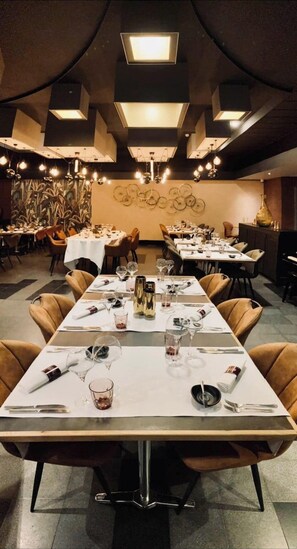 Bữa sáng buffet hàng ngày với phụ phí nhỏ 