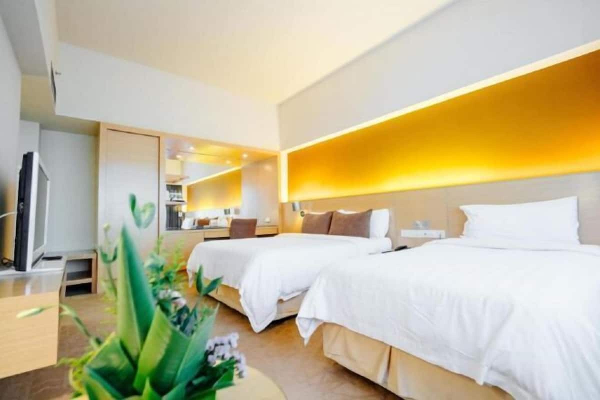 Minibar, in-room safe, cribs (free), bed sheets