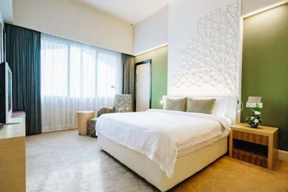 Minibar, in-room safe, cribs (free), bed sheets