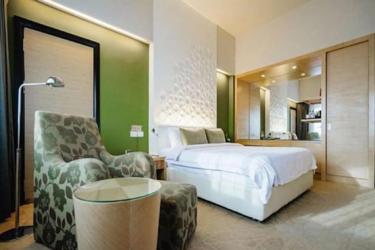 Minibar, caja de seguridad en la habitación y ropa de cama 