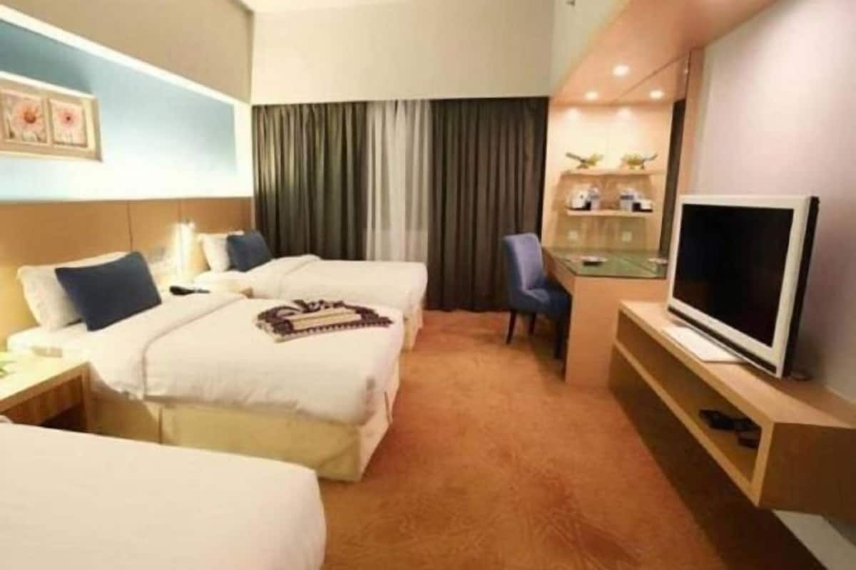 Minibar, in-room safe, cribs (free), bed sheets