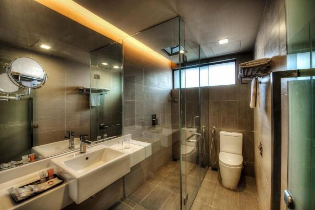 Baño | Regadera, secadora de cabello, pantuflas, toallas 