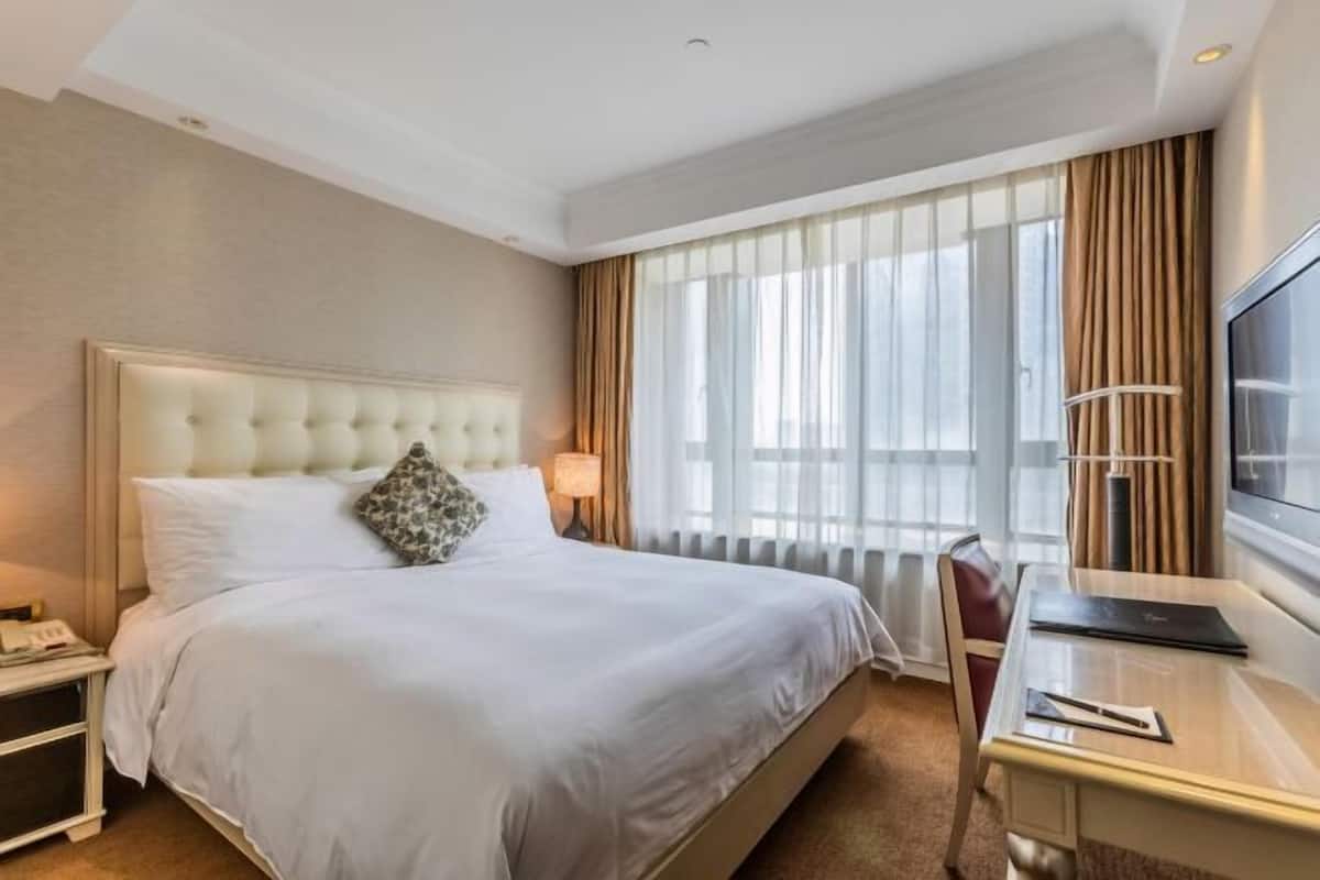 1 bedroom, in-room safe, blackout curtains, soundproofing