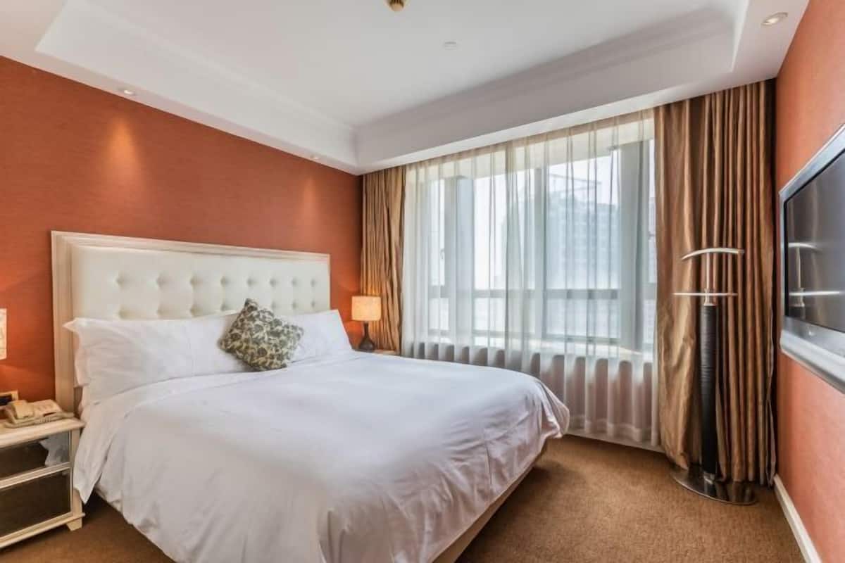 1 bedroom, in-room safe, blackout curtains, soundproofing