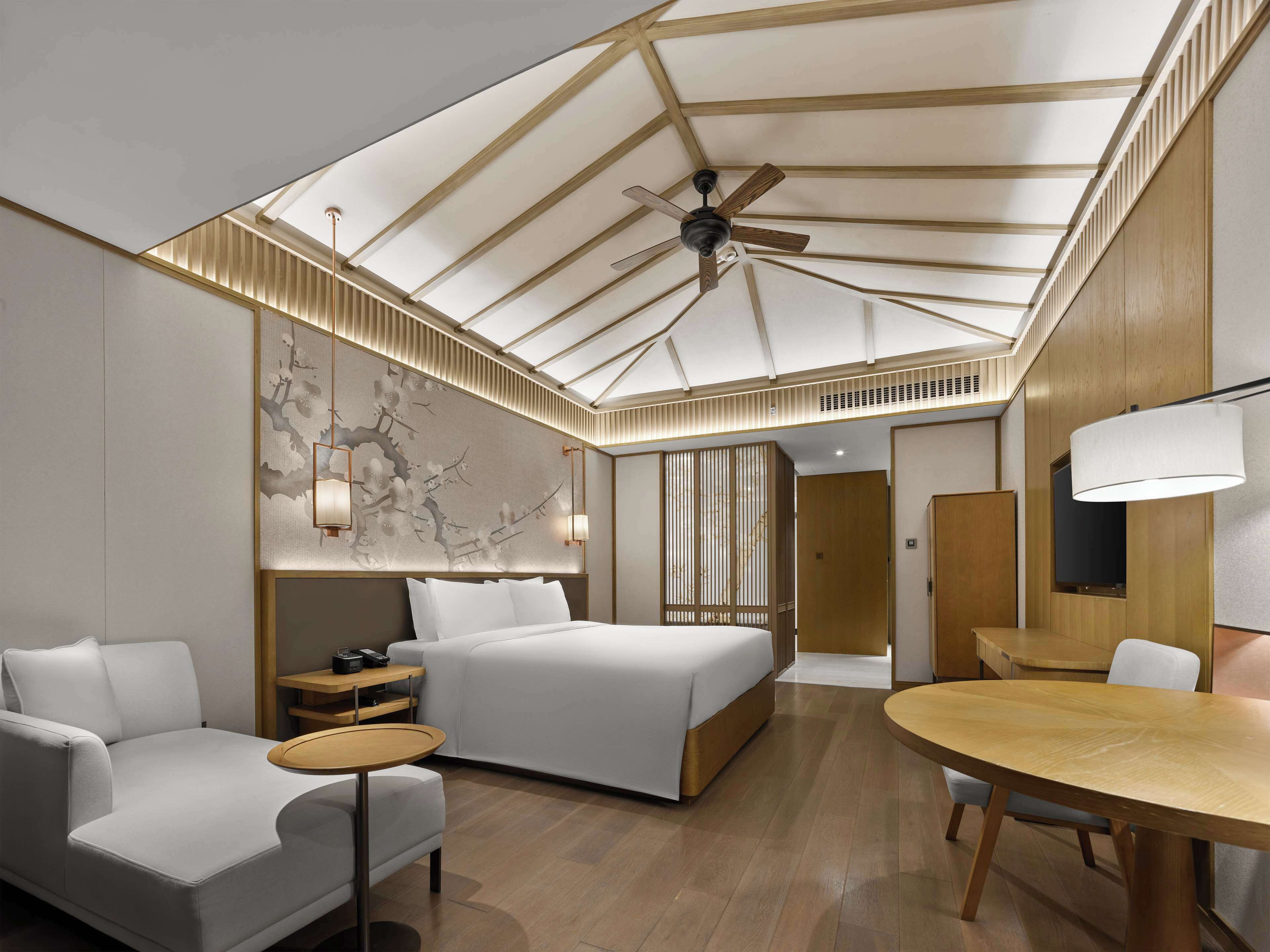 Deluxe Room, 1 King Bed, Lake View | In-room safe, blackout drapes, soundproofing, WiFi (free)