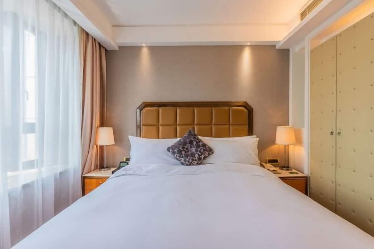 1 bedroom, in-room safe, blackout curtains, soundproofing