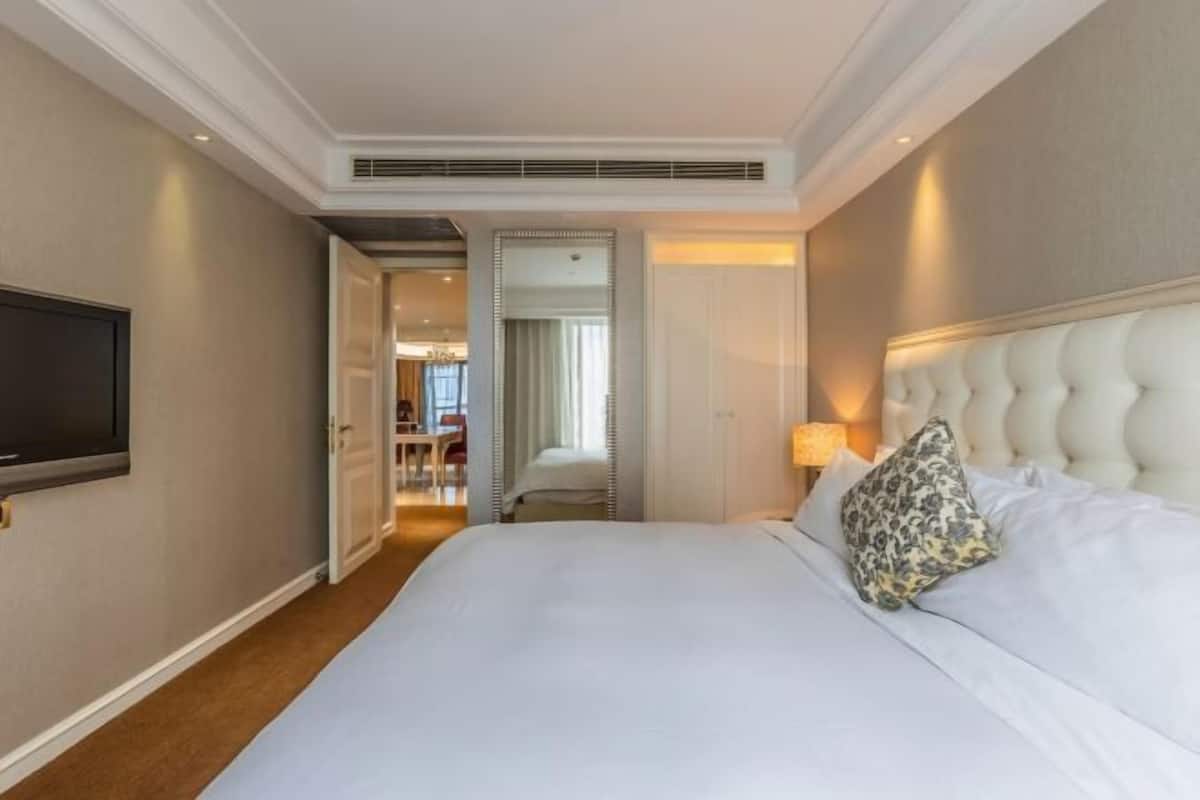 1 bedroom, in-room safe, blackout curtains, soundproofing