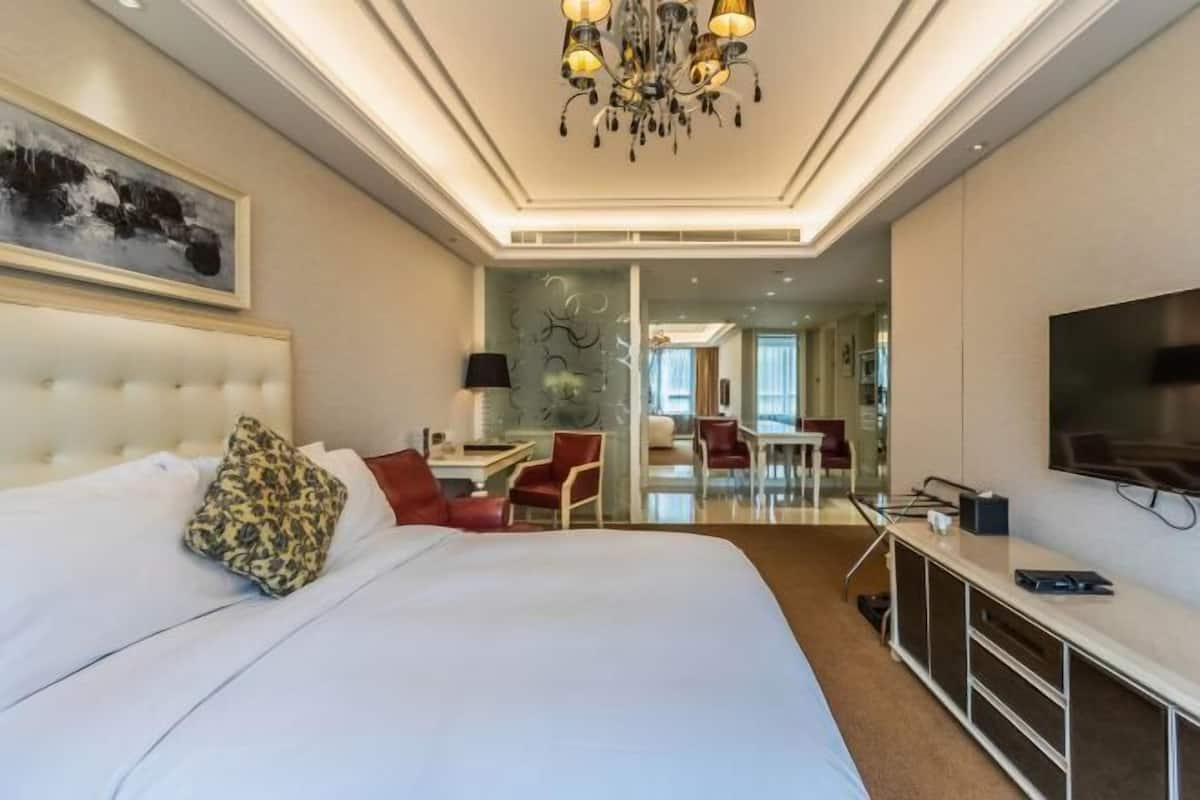 1 bedroom, in-room safe, blackout curtains, soundproofing