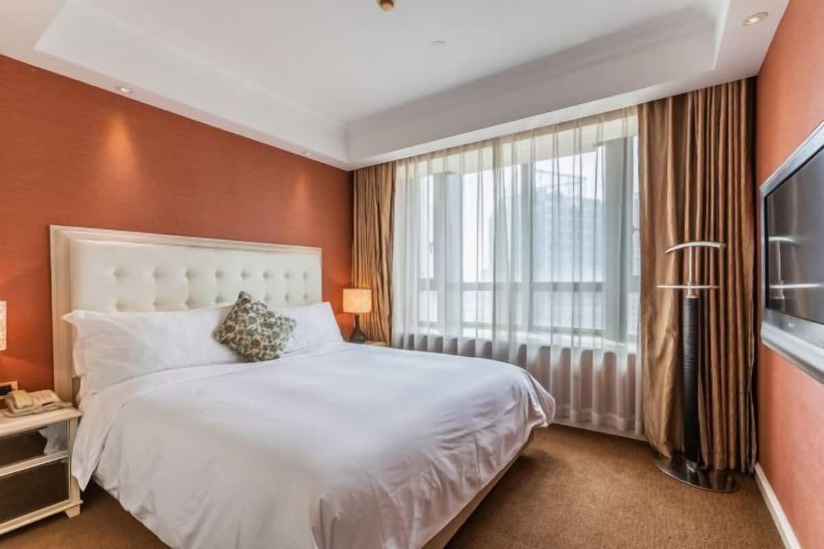 1 bedroom, in-room safe, blackout curtains, soundproofing