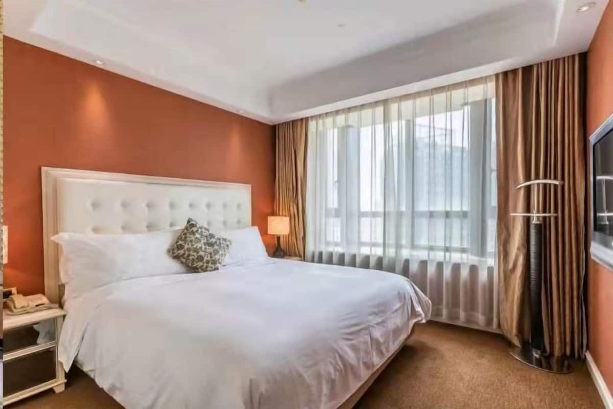 1 bedroom, in-room safe, blackout curtains, soundproofing