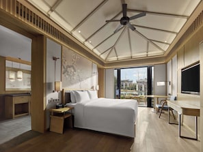 Deluxe Room, 1 King Bed, Bathtub | In-room safe, blackout drapes, soundproofing, free WiFi - Hilton Suzhou New District (Suzhou)