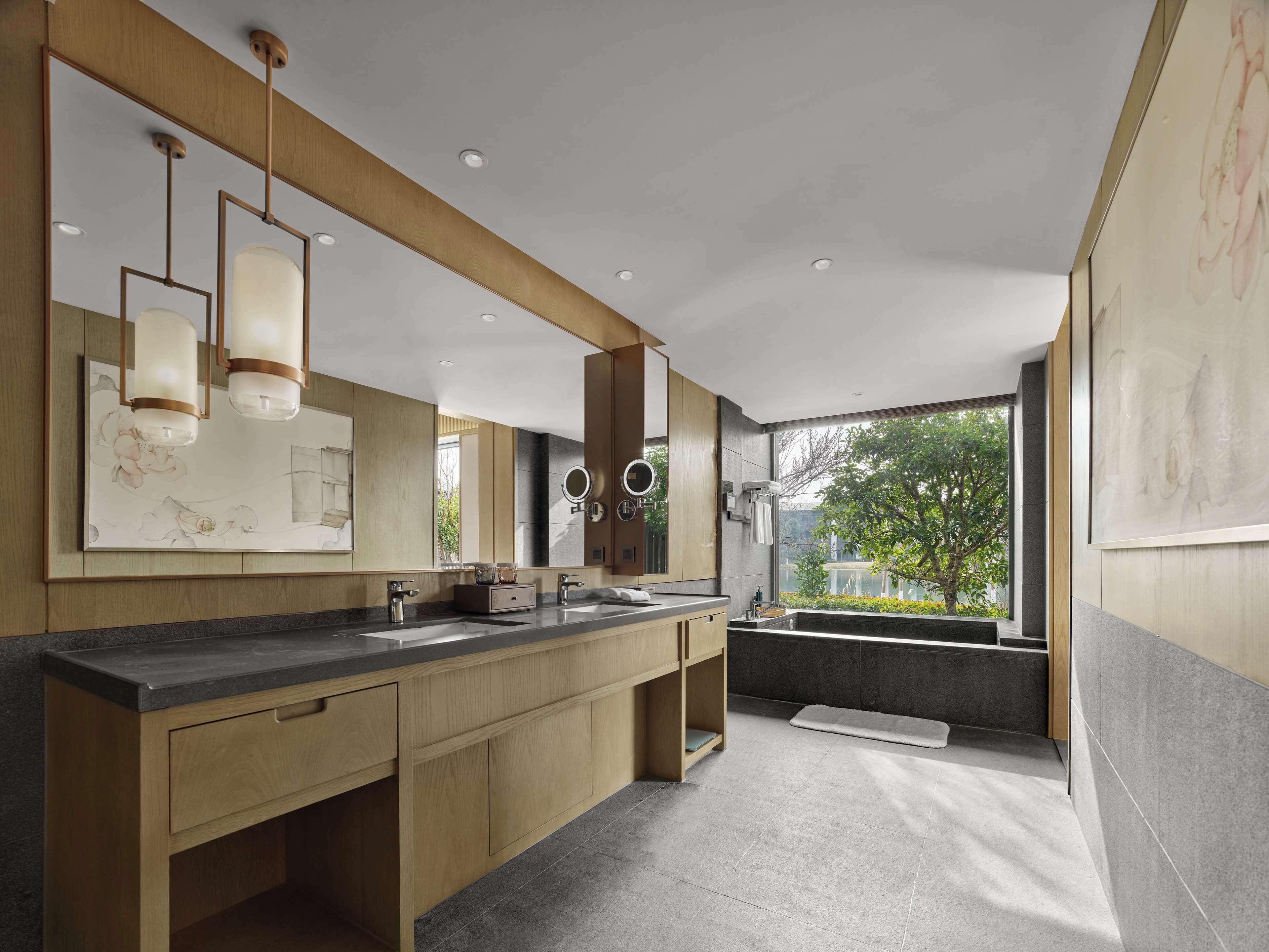 Deluxe Room, 1 King Bed, Bathtub | Bathroom | Separate tub and shower, free toiletries, hair dryer, bathrobes