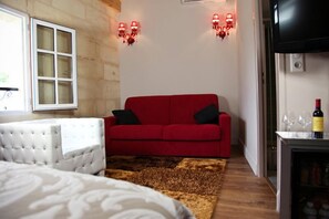 Suite (Templiers) | Living area | Flat-screen TV, MP3 dock