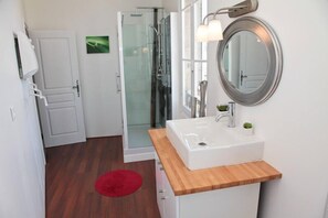 Double Room, City View (Chevaliers) | Bathroom | Shower, free toiletries, hair dryer, towels