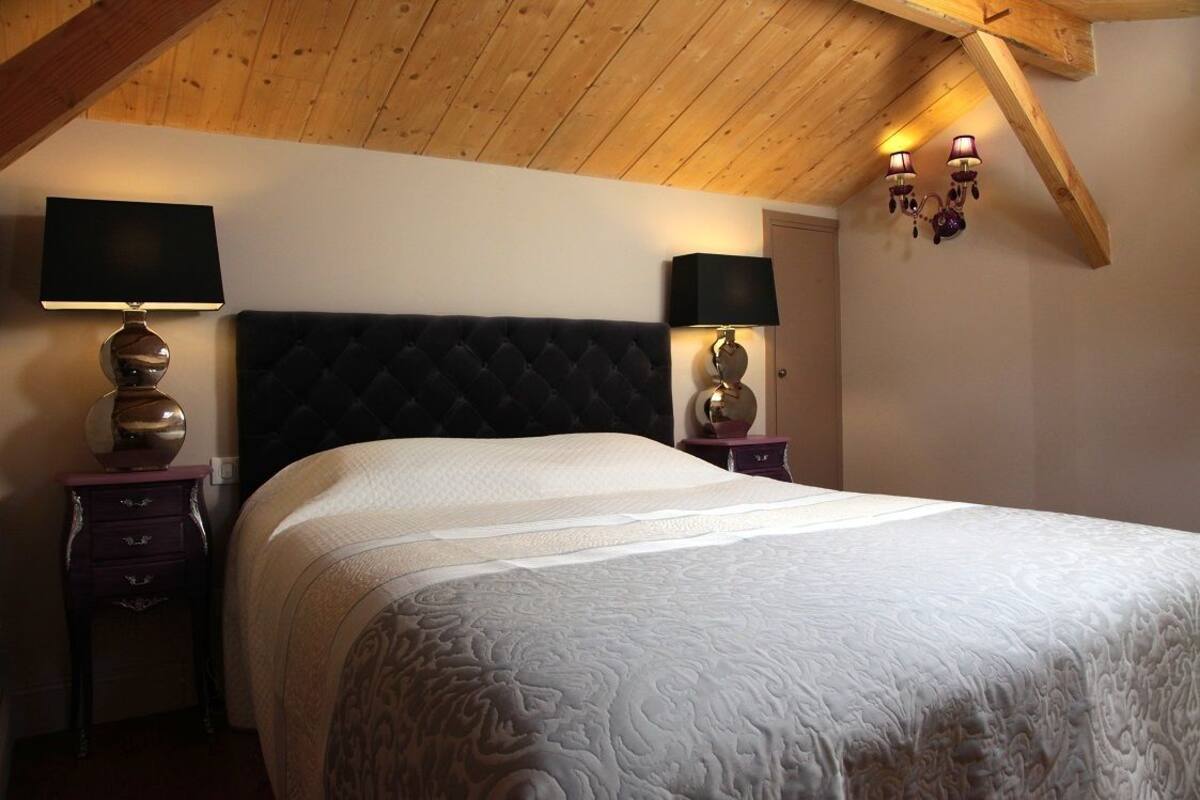 Double Room (Ecuyers) | Minibar, individually decorated, desk, soundproofing