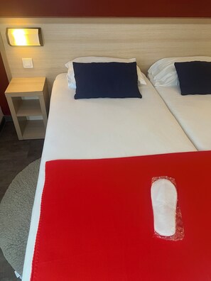 Ropa de cama de alta calidad, minibar y decoración personalizada 