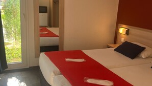 Premium bedding, minibar, desk, laptop workspace - Budget Hotel - Melun Sud Dammarie Les Lys (Dammarie Les Lys)