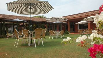 Se sirven desayunos, almuerzos y cenas; cocina asiática